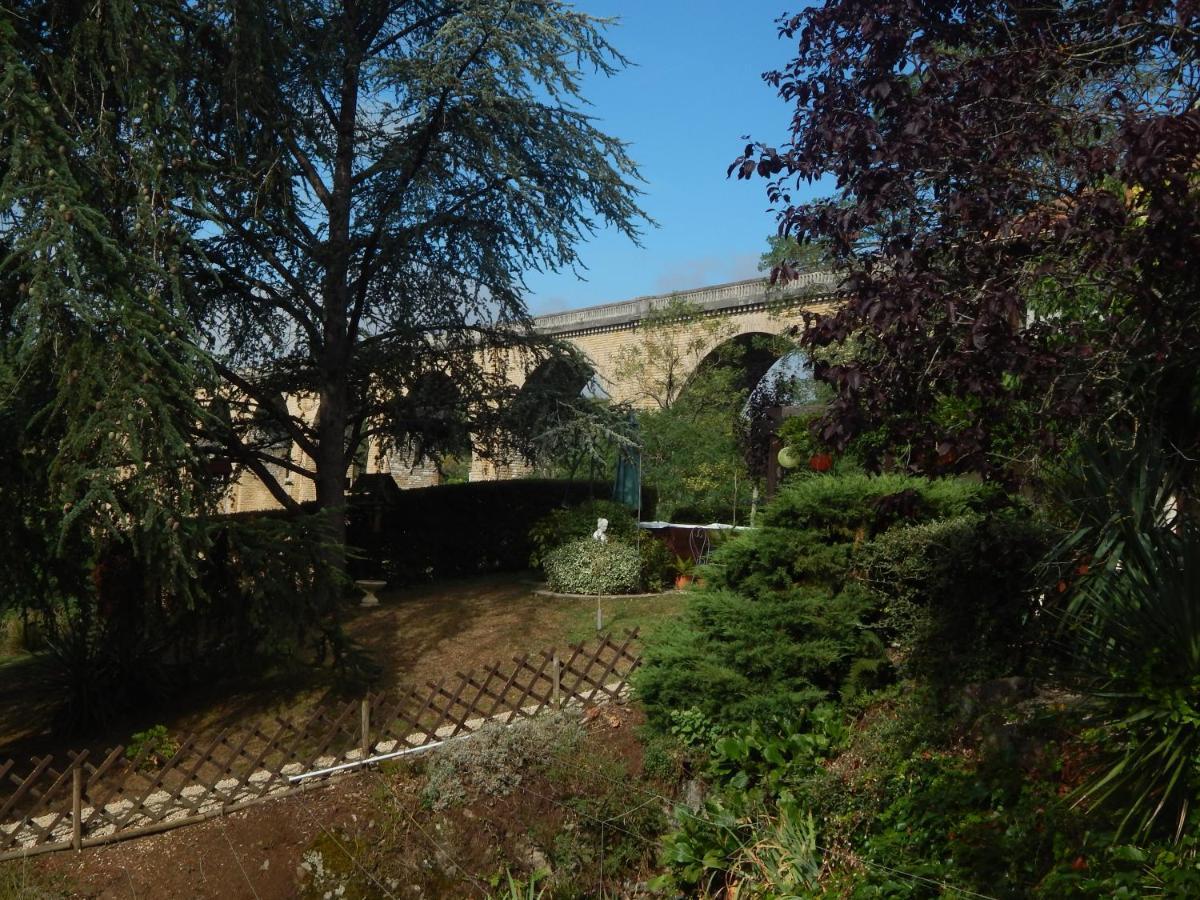 The Petite Chalet Chambre D'Hotes L'Isle-Jourdain  外观 照片